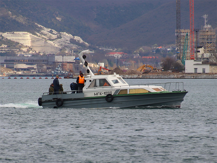 Малый гидрографический катер МГК-1099 на ходу в Севастопольской бухте