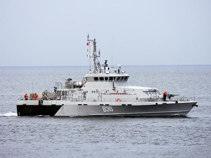 Противодиверсионный катер "П-355" заходит в Севастопольскую бухту