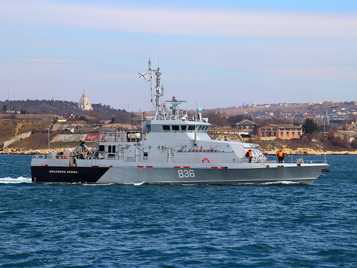 Противодиверсионный катер П-355 "Юнармеец Крыма" в Севастопольской бухте