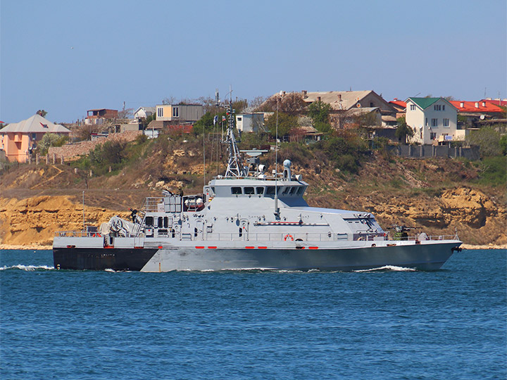 Противодиверсионный катер П-355 "Юнармеец Крыма" на ходу в Севастопольской бухте