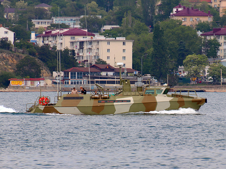 Противодиверсионный катер "Андрей Палий" на фоне Северной стороны Севастополя