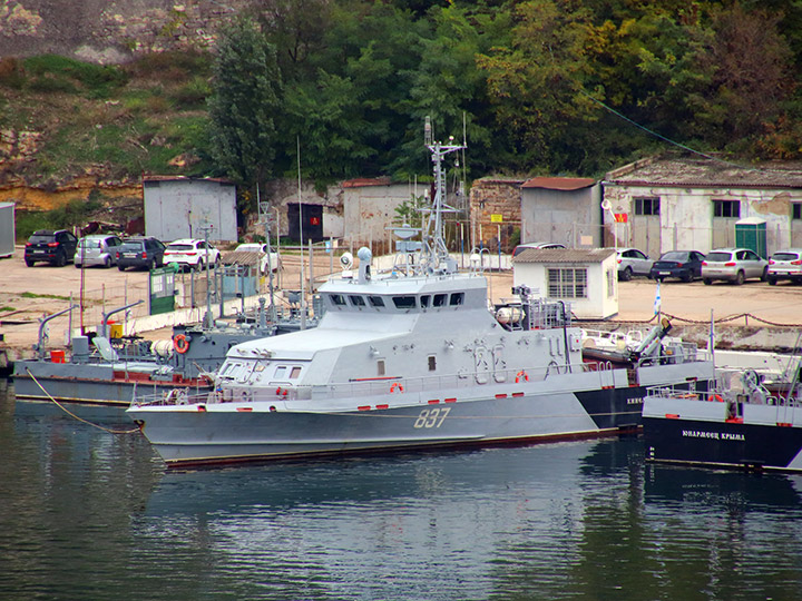 Противодиверсионный катер П-424 "Кинель" в Южной бухте Севастополя