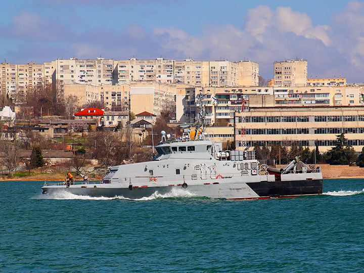 Противодиверсионный катер П-424 "Кинель" на ходу в Севастопольской бухте
