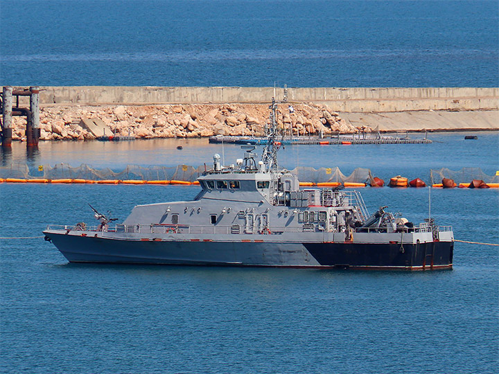 Противодиверсионный катер П-424 "Кинель" в бухте Севастополя
