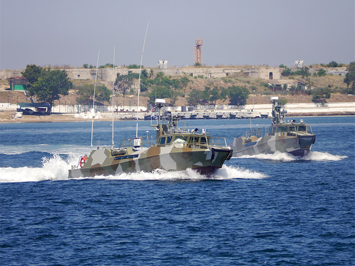 Противодиверсионный катер "П-425" (слева) на репетиции Военно-морского парада