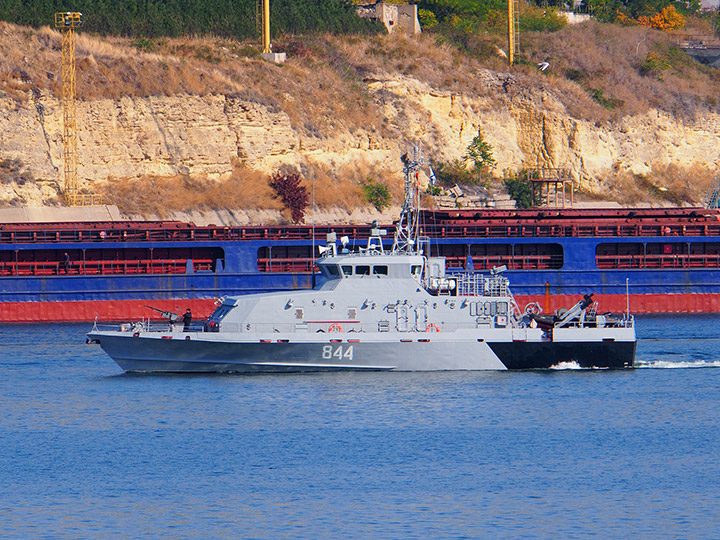 Противодиверсионный катер "П-433" в Севастопольской бухте