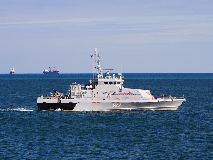 Противодиверсионный катер "П-433" Черноморского флота в море