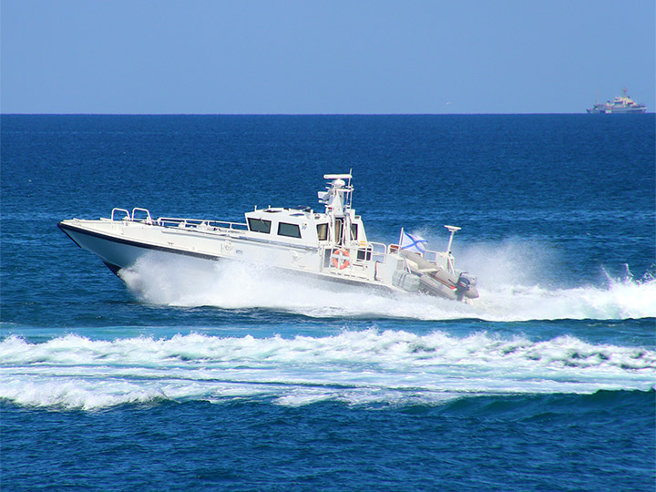 Противодиверсионный катер "П-834" на ходу в море