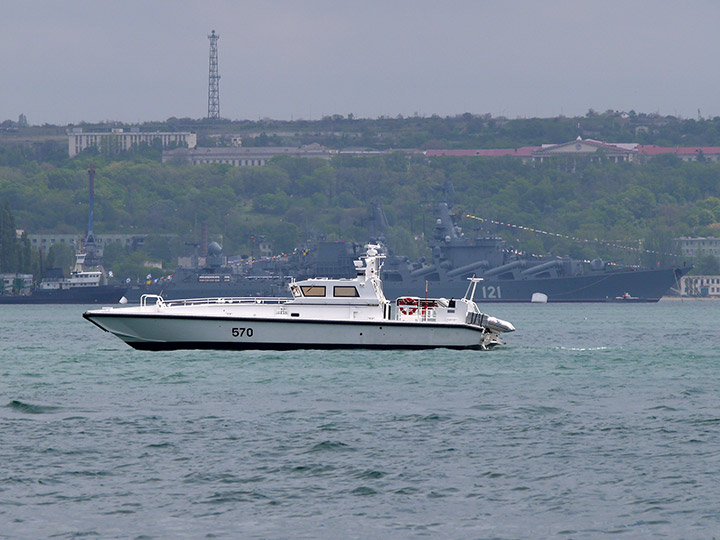 Противодиверсионный катер "П-835" Черноморского флота в Севастопольской бухте