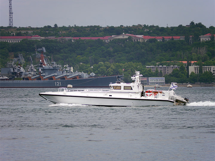 Противодиверсионный катер "П-835" на фоне флагмана ЧФ - гвардейского ракетного крейсера "Москва"