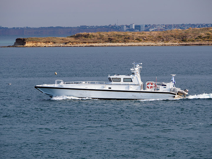 Противодиверсионный катер "П-835" выходит из Севастопольской бухты