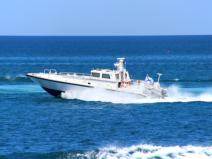 Противодиверсионный катер "П-835" на ходу в море
