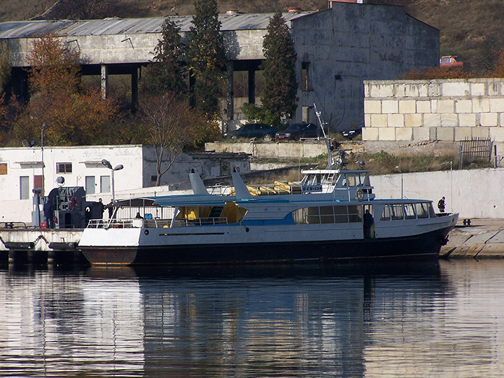Пассажирский катер "ПСК-139" Черноморского флота у причала