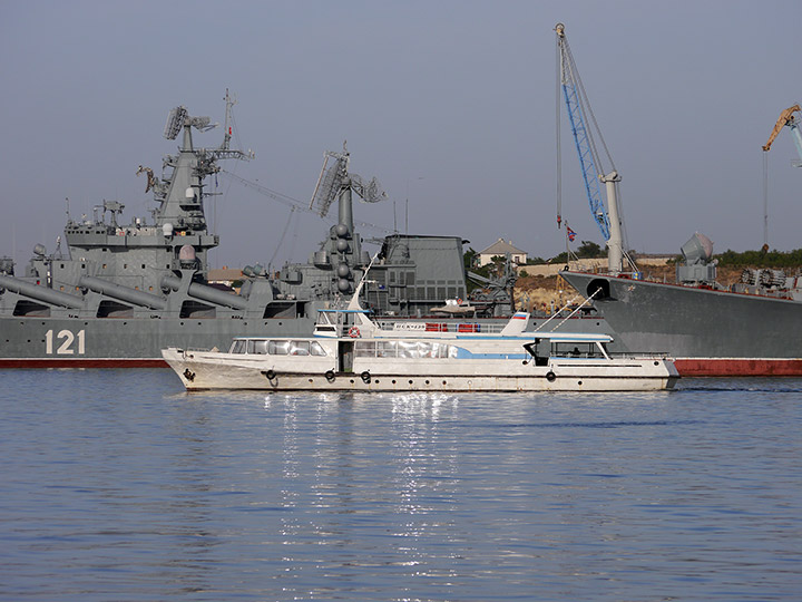 Пассажирский катер "ПСК-139" на ходу, Севастопольская бухта