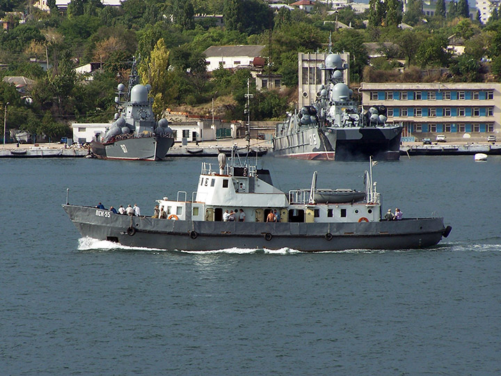Пассажирский катер "ПСК-55" заходит в Южную бухту Севастополя