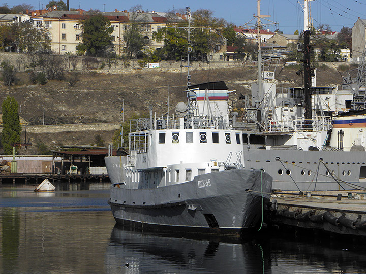 Пассажирский катер "ПСК-55" у пирса в Южной бухте Севастополя