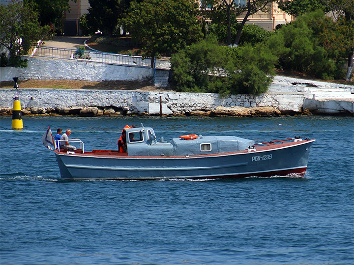 Рейдовый барказ РБК-1299 Черноморского флота на ходу