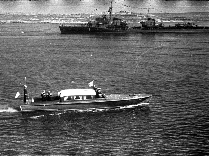 Рейдовый катер РК-01 и эскадерный миноносец "Сообразительный" Черноморского Флота в Севастопольской бухте