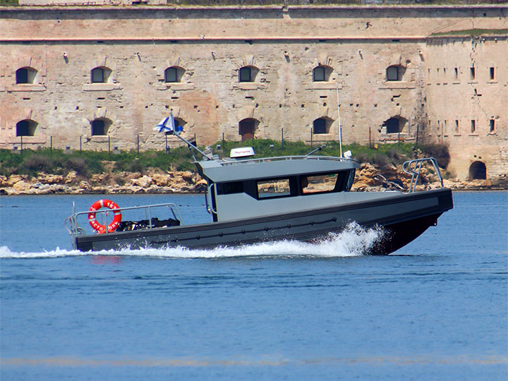 Рейдовый катер РК-163 на ходу в Севастопольской бухте