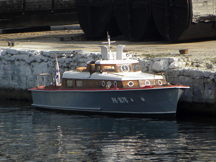 Рейдовый катер РК-1676 Черноморского флота у причала