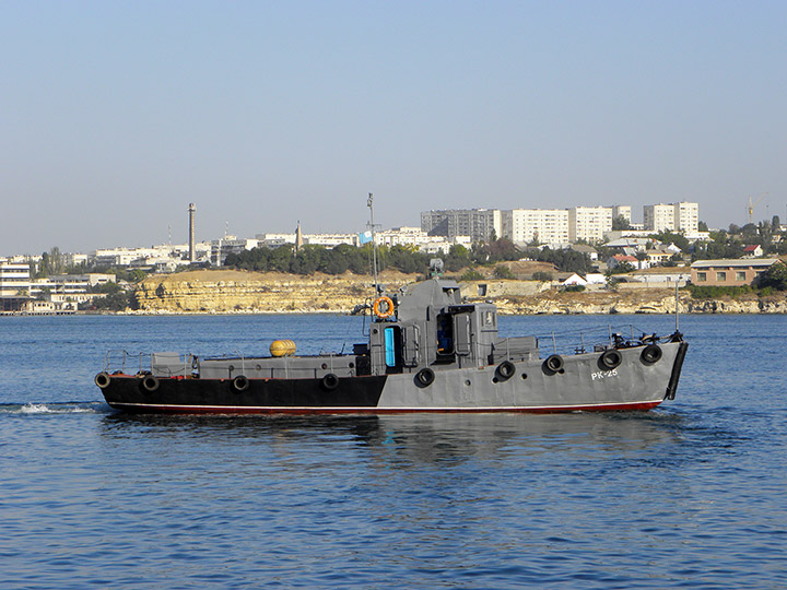 Рейдовый катер РК-25 в Севастопольской бухте