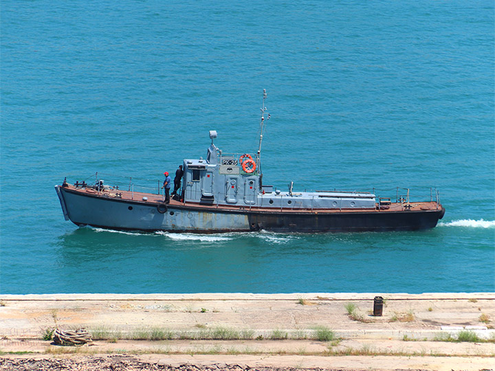 Рейдовый катер РК-25 проекта 376 на ходу в Севастопольской бухте