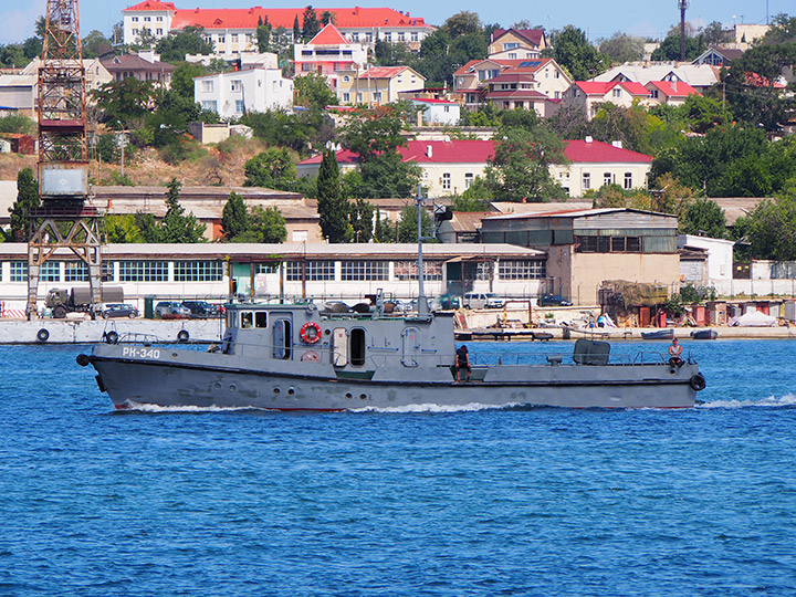 Рейдовый катер "РК-340" на ходу в Севастопольской бухте