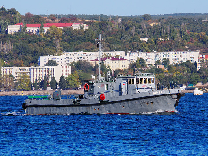 Рейдовый катер "РК-340" на ходу в Севастопольской бухте