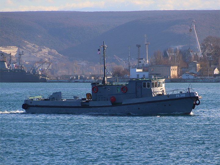 Рейдовый катер РК-340 на ходу в Севастопольской бухте