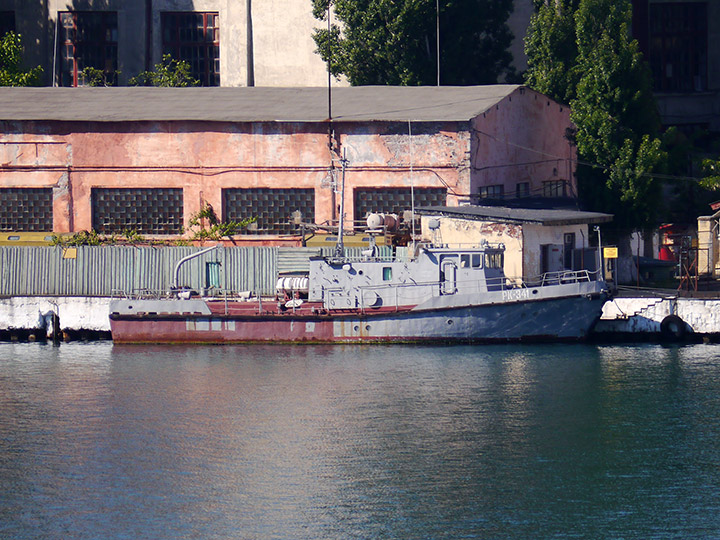 Рейдовый катер РК-341 у причала в Севастопольской бухте