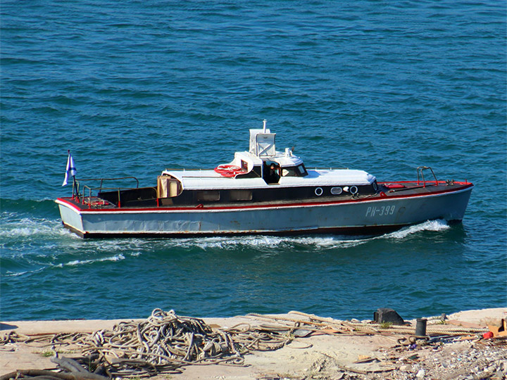 Рейдовый катер РК-399 ЧФ РФ на ходу в Севастопольской бухте