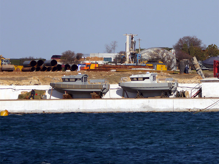 Рейдовые катера РК-544 и РК-496 на причале