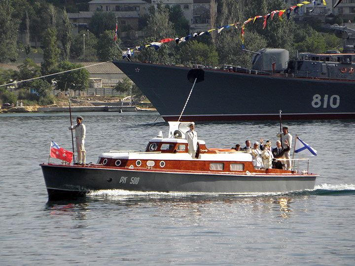 Рейдовый катер "РК-500" с командующими ЧФ РФ и ВМСУ на борту