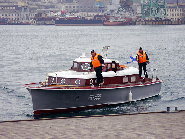 Рейдовый катер "РК-500" швартуется к Графской пристани, Севастополь