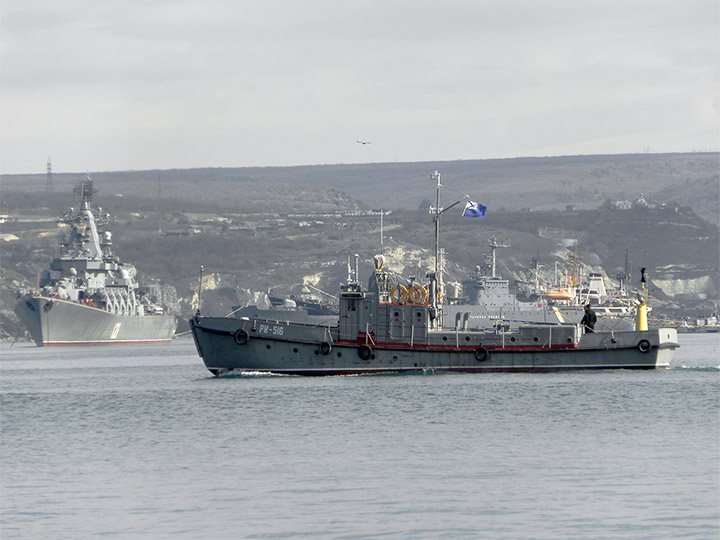 Рейдовый катер "РК-516" и гвардейский ракетный крейсер "Москва"