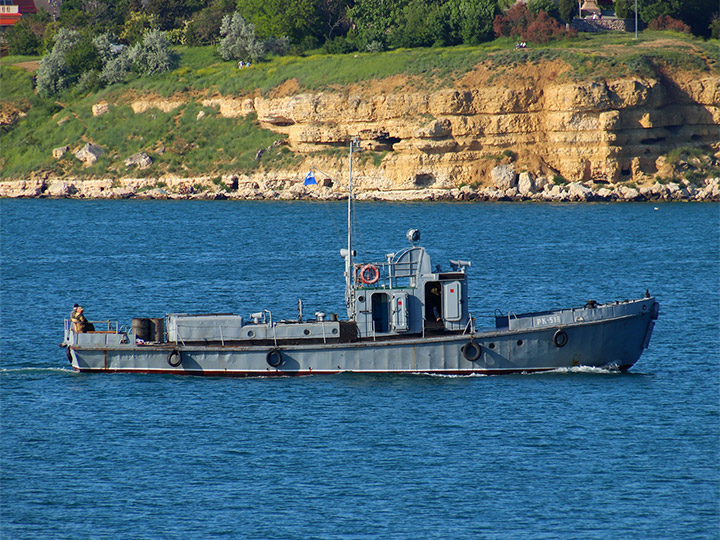 Рейдовый катер РК-518 Черноморского флота России в Севастопольской бухте