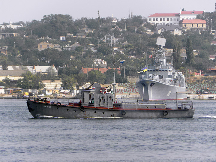Рейдовый катер "РК-636" и флагман ВМС Украины - фрегат "Гетьман Сагайдачный"