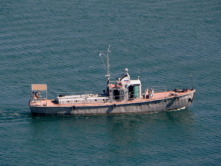 Рейдовый катер "РК-636" на ходу в Севастопольской бухте