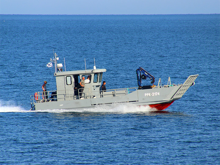 Рабочий рейдовый катер "РРК-2174" на ходу в море