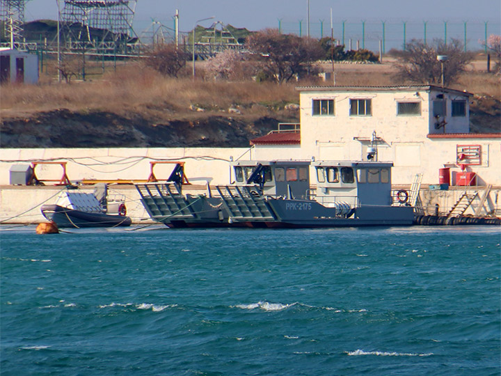 Рабочий рейдовый катер РРК-2175 Черноморского флота на плаву