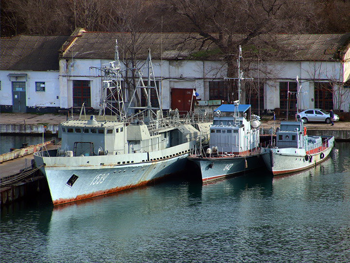 Катер-торпедолов ТЛ-1539 (слева) в Южной бухте Севастополя
