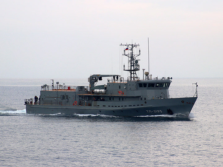 Катер-торпедолов "ТЛ-2195" возвращается с выхода в море