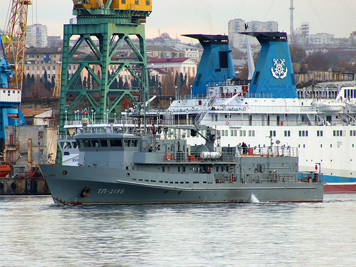 Катер-торпедолов "ТЛ-2195" в Южной бухте Севастополя