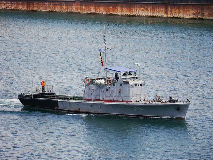 Катер-торпедолов "ТЛ-842" проходит по Южной бухте Севастополя