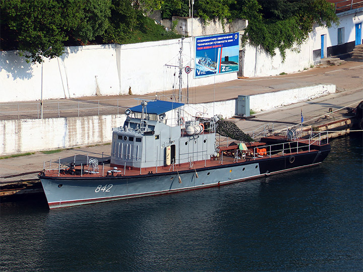 Катер-торпедолов ТЛ-842 у причала в Севастополе