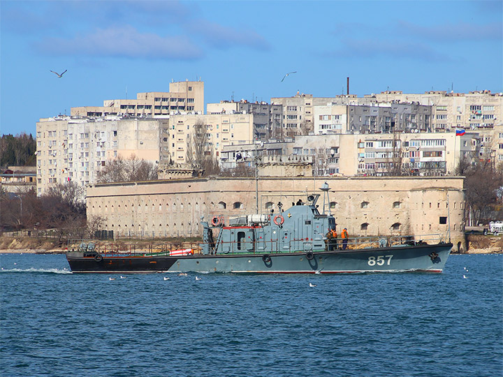 Катер-торпедолов ТЛ-857 на фоне Михайловской батареи в Севастополе
