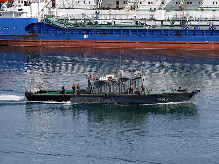 Катер-торпедолов "ТЛ-997" на ходу в Южной бухте Севастополя