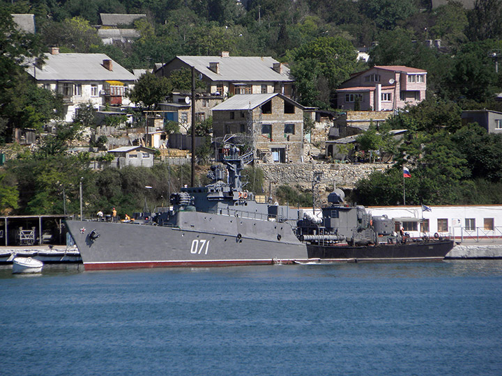 МПК "Суздалец" Черноморского Флота на фоне Северной стороны Севастополя