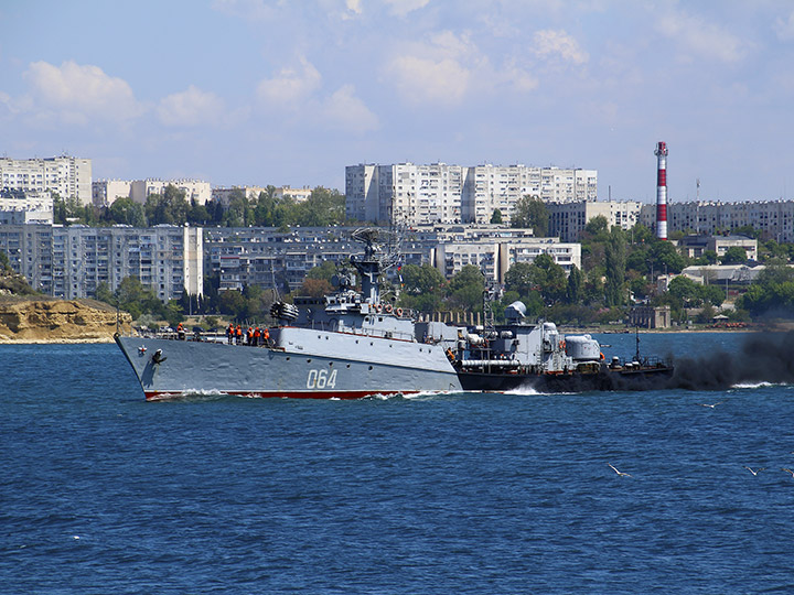 МПК "Муромец" Черноморского флота на ходу в Севастопольской бухте