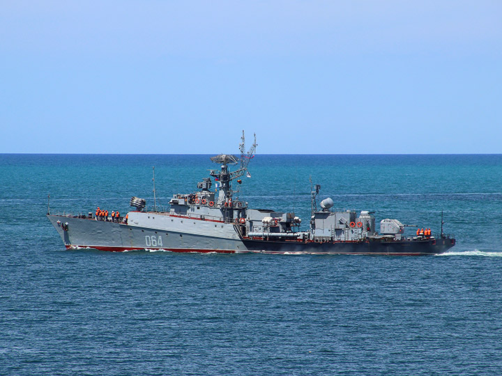 Corvette Muromets leaving Sevastopol harbor